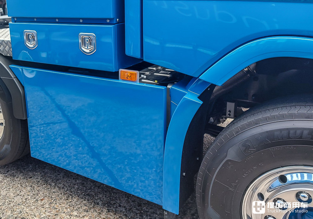 细节狂魔!8x4驱动750匹马力,带你看一台配置精致的沃尔沃FH 16大件车 - 第13张 - 提加商用车网 细节狂魔!8x4驱动750匹马力,带你看一台配置精致的沃尔沃FH 16大件车 - 第13张