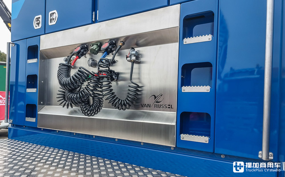 细节狂魔!8x4驱动750匹马力,带你看一台配置精致的沃尔沃FH 16大件车 - 第15张 - 提加商用车网 细节狂魔!8x4驱动750匹马力,带你看一台配置精致的沃尔沃FH 16大件车 - 第15张