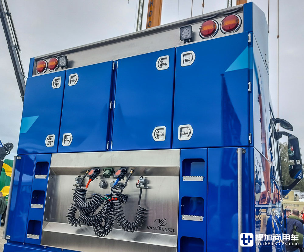 细节狂魔!8x4驱动750匹马力,带你看一台配置精致的沃尔沃FH 16大件车 - 第16张 - 提加商用车网 细节狂魔!8x4驱动750匹马力,带你看一台配置精致的沃尔沃FH 16大件车 - 第16张