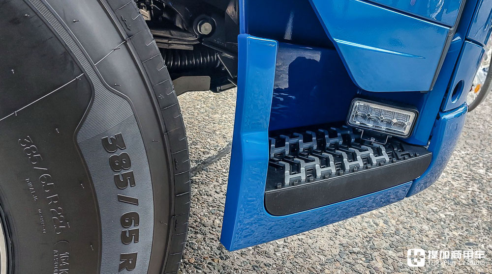 细节狂魔!8x4驱动750匹马力,带你看一台配置精致的沃尔沃FH 16大件车 - 第17张 - 提加商用车网 细节狂魔!8x4驱动750匹马力,带你看一台配置精致的沃尔沃FH 16大件车 - 第17张