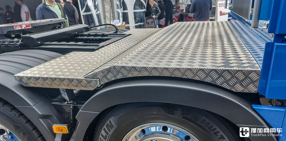 细节狂魔!8x4驱动750匹马力,带你看一台配置精致的沃尔沃FH 16大件车 - 第18张 - 提加商用车网 细节狂魔!8x4驱动750匹马力,带你看一台配置精致的沃尔沃FH 16大件车 - 第18张