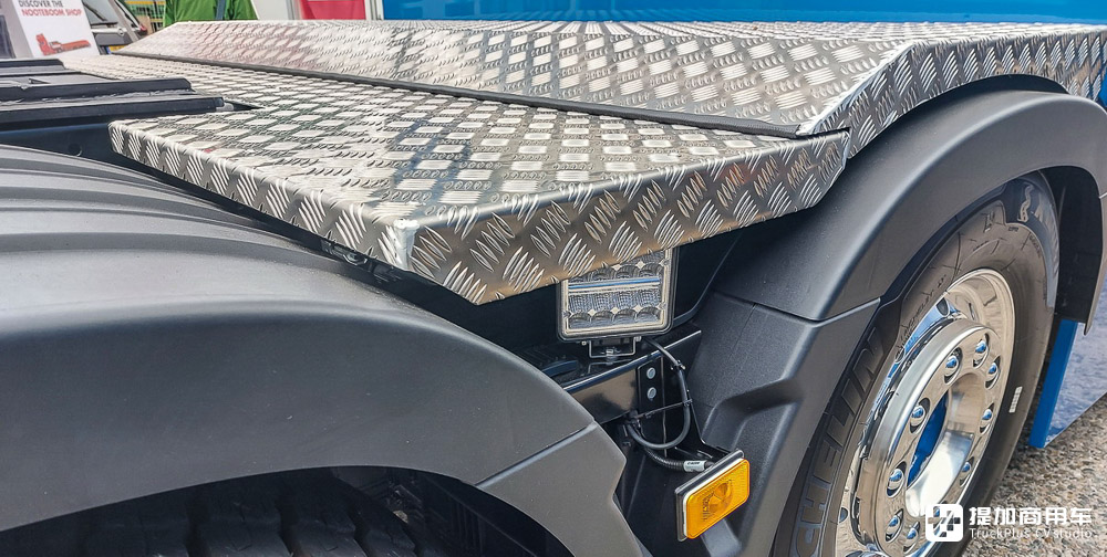 细节狂魔!8x4驱动750匹马力,带你看一台配置精致的沃尔沃FH 16大件车 - 第19张 - 提加商用车网 细节狂魔!8x4驱动750匹马力,带你看一台配置精致的沃尔沃FH 16大件车 - 第19张