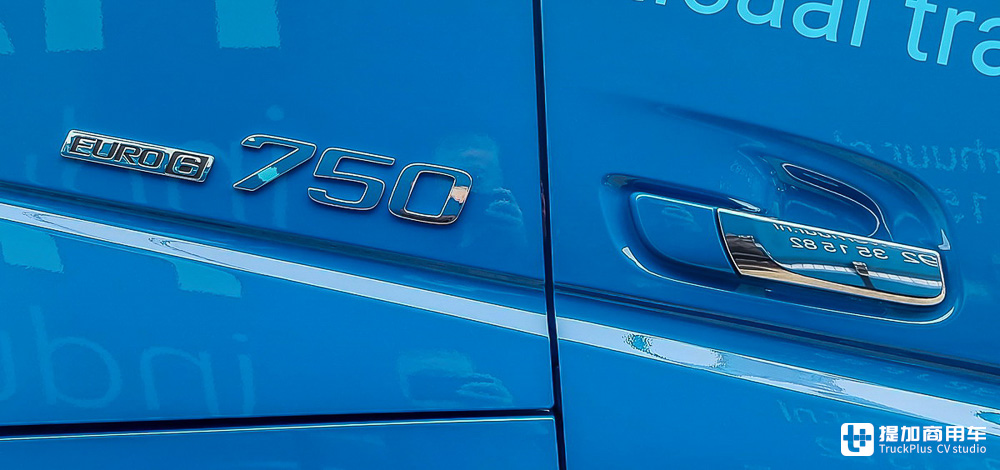 细节狂魔!8x4驱动750匹马力,带你看一台配置精致的沃尔沃FH 16大件车 - 第8张 - 提加商用车网 细节狂魔!8x4驱动750匹马力,带你看一台配置精致的沃尔沃FH 16大件车 - 第8张