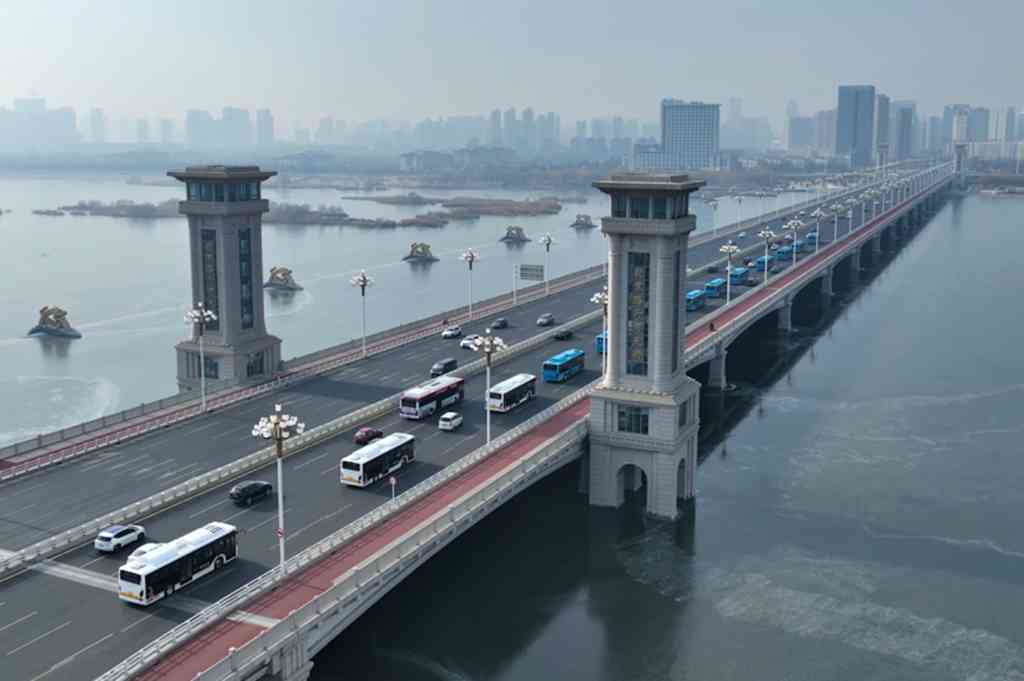 “沂”路相伴 温暖同行 百辆格力钛暖橙巴士临沂暖心上线 - 第9张