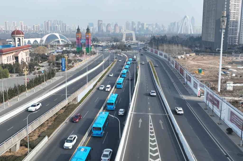 “沂”路相伴 温暖同行 百辆格力钛暖橙巴士临沂暖心上线 - 第4张