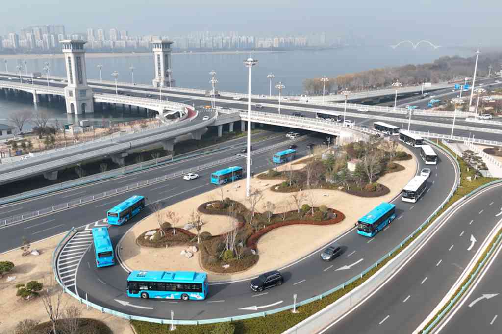 “沂”路相伴 温暖同行 百辆格力钛暖橙巴士临沂暖心上线 - 第5张