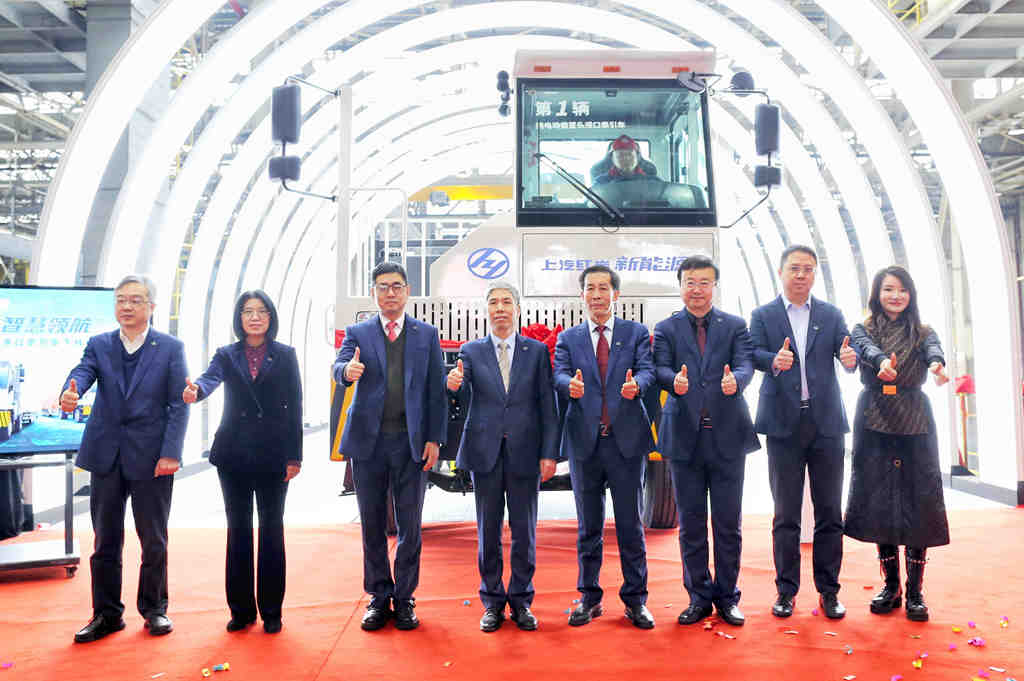 绿色港牵，智慧领航，上汽红岩新能源偏置头牵引车成功下线