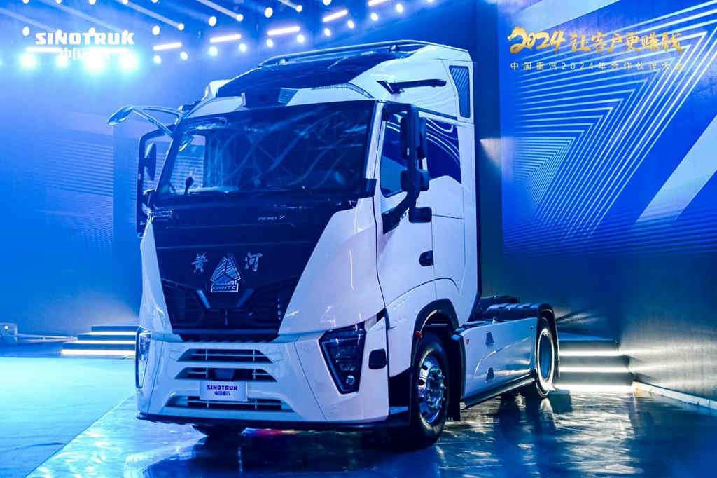 谁与争锋？全球首台量产化L2+智能驾驶黄河X7霸气登场