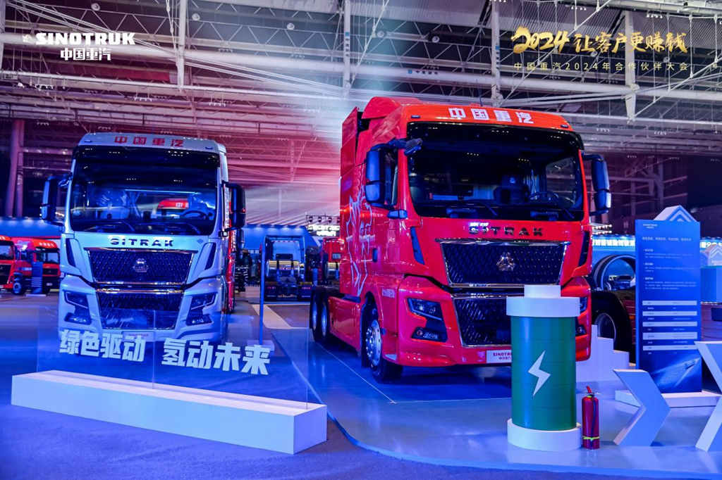 中国重汽新能源品牌蓝立方荣耀发布 绿色科技擘画底部换电重卡新篇章