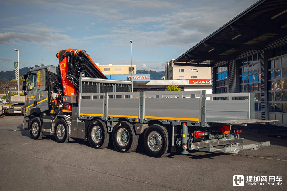 五轴10x4驱动，配提升桥+随动转向，上装结构紧凑的雷诺C 520随车吊实拍