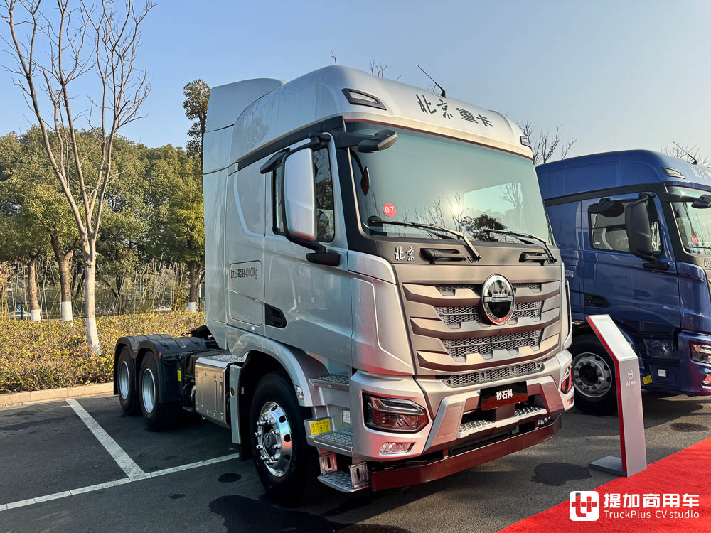 高可靠性+高性价比，全车针对性加强，北京重卡追梦砂石料牵引车实拍