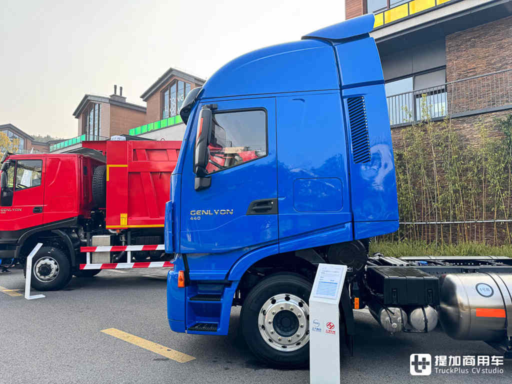 可在零下35度气温运行，专为中亚地区打造，上汽红岩杰狮C6P出口版LNG牵引车实拍