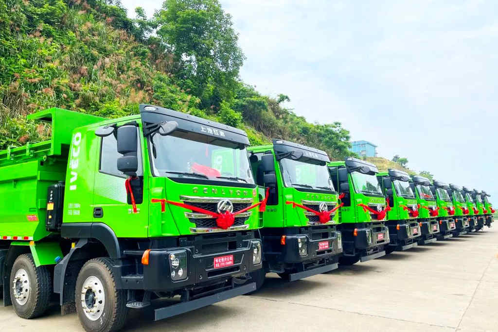 上汽红岩杰狮C6自卸车荣获“运输人口碑可靠创富自卸车”称号