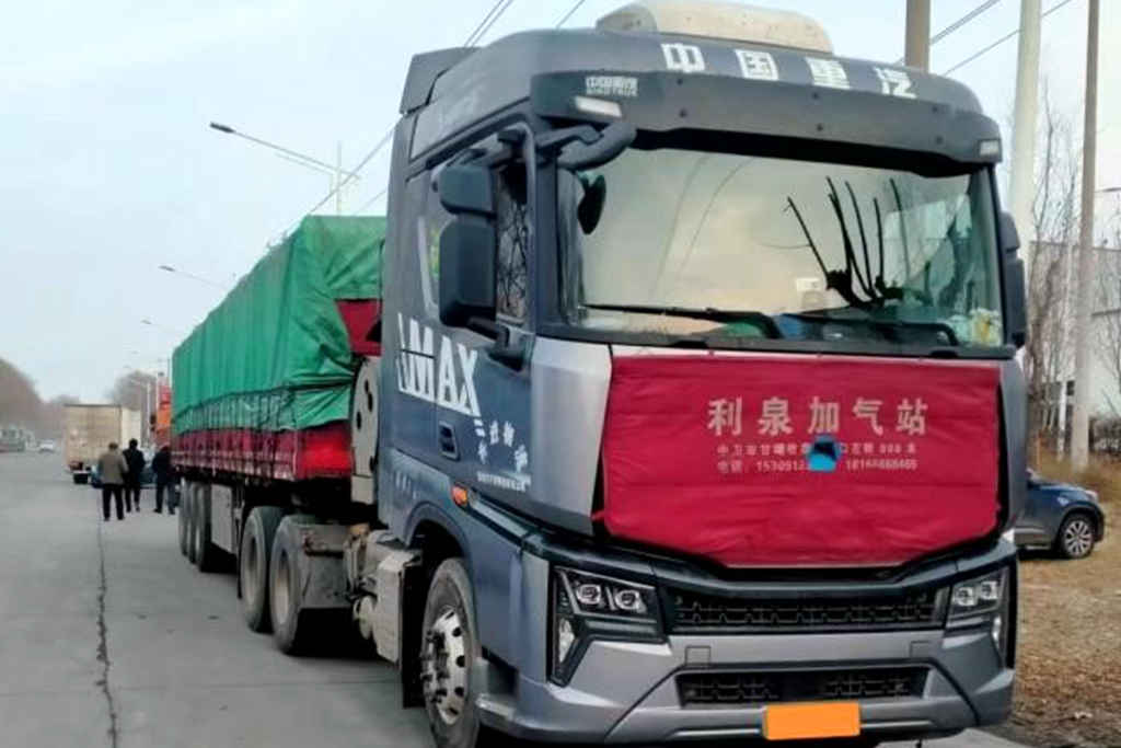 沃是节气英雄:李爱峰与豪沃MAX 530马力燃气车的美丽邂逅