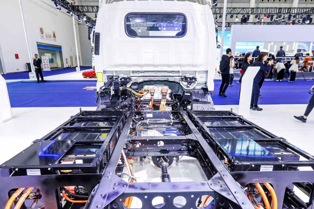 从事物流运输10多年 他选择江淮1卡混动1号·骏铃聚宝盆运输有底气