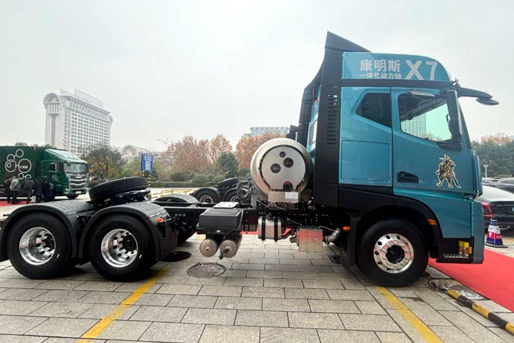 江淮星耀6×4天然气牵引车,为快递快运开源又节流