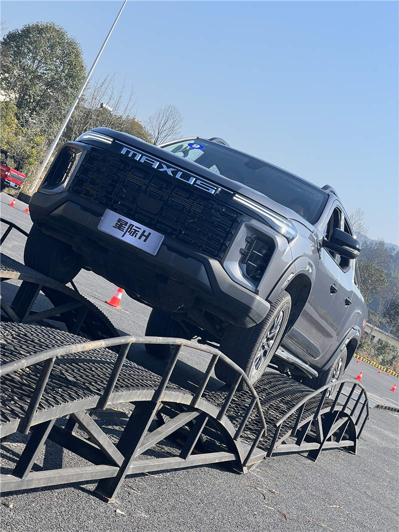 越野“悍将”上汽大通星际H锋芒来袭 向你发出心动信号 - 第3张 - 提加商用车网 越野“悍将”上汽大通星际H锋芒来袭 向你发出心动信号 - 第3张