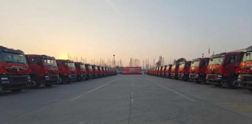 中国重汽2024开门红，30辆豪沃油田搬家车成功交付中石化 - 第1张