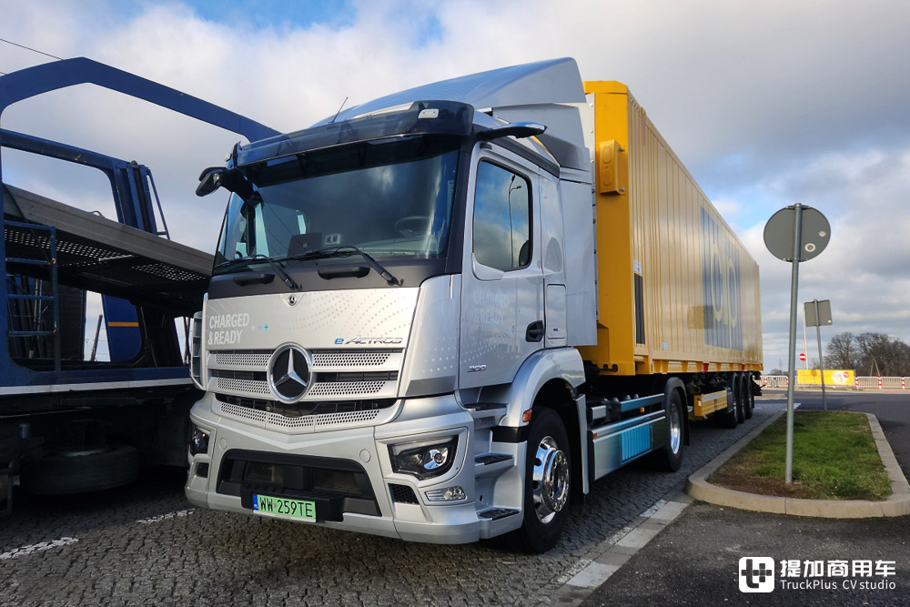 奔驰主打短途运输的电动牵引车,实力几何?实拍eActros 300 4x2牵引车告诉你 - 第2张 - 提加商用车网 奔驰主打短途运输的电动牵引车,实力几何?实拍eActros 300 4x2牵引车告诉你 - 第2张