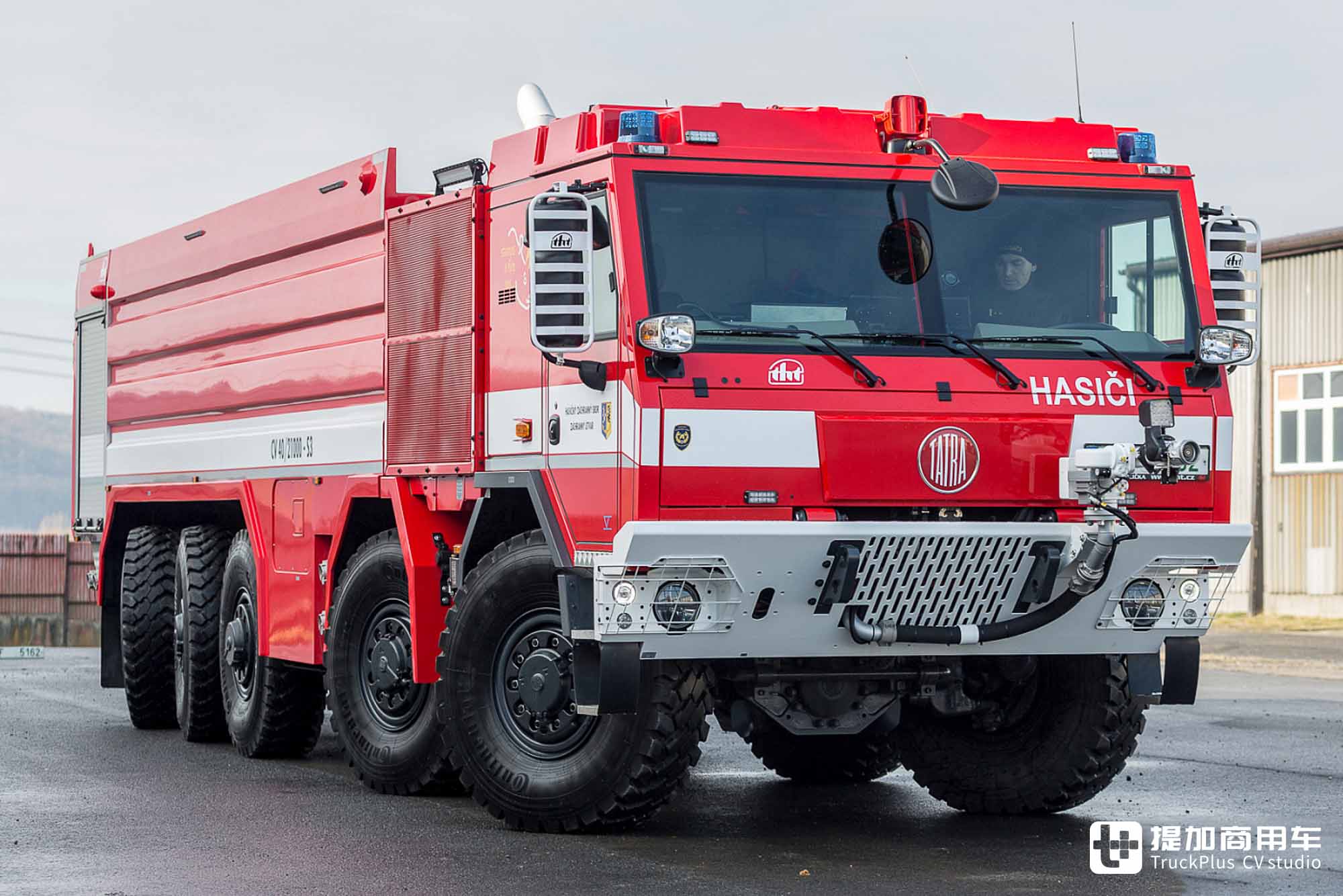 10x10全驱+后桥随动转向,越野能力强悍,太脱拉Force水罐消防车实拍 - 第2张 - 提加商用车网 10x10全驱+后桥随动转向,越野能力强悍,太脱拉Force水罐消防车实拍 - 第2张