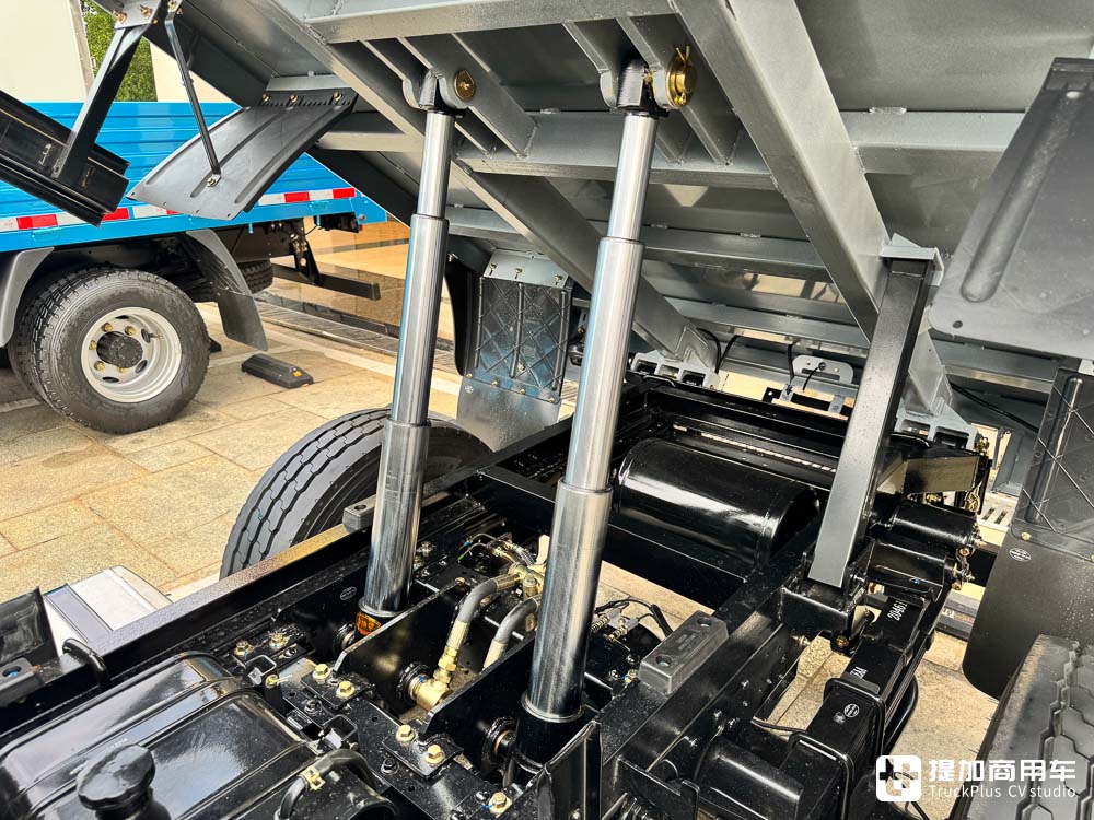 合规拉两吨的蓝牌小自卸,可载5人,还可下地库!飞碟缔途X3双排座自卸车实拍 - 第4张 - 提加商用车网 合规拉两吨的蓝牌小自卸,可载5人,还可下地库!飞碟缔途X3双排座自卸车实拍 - 第4张