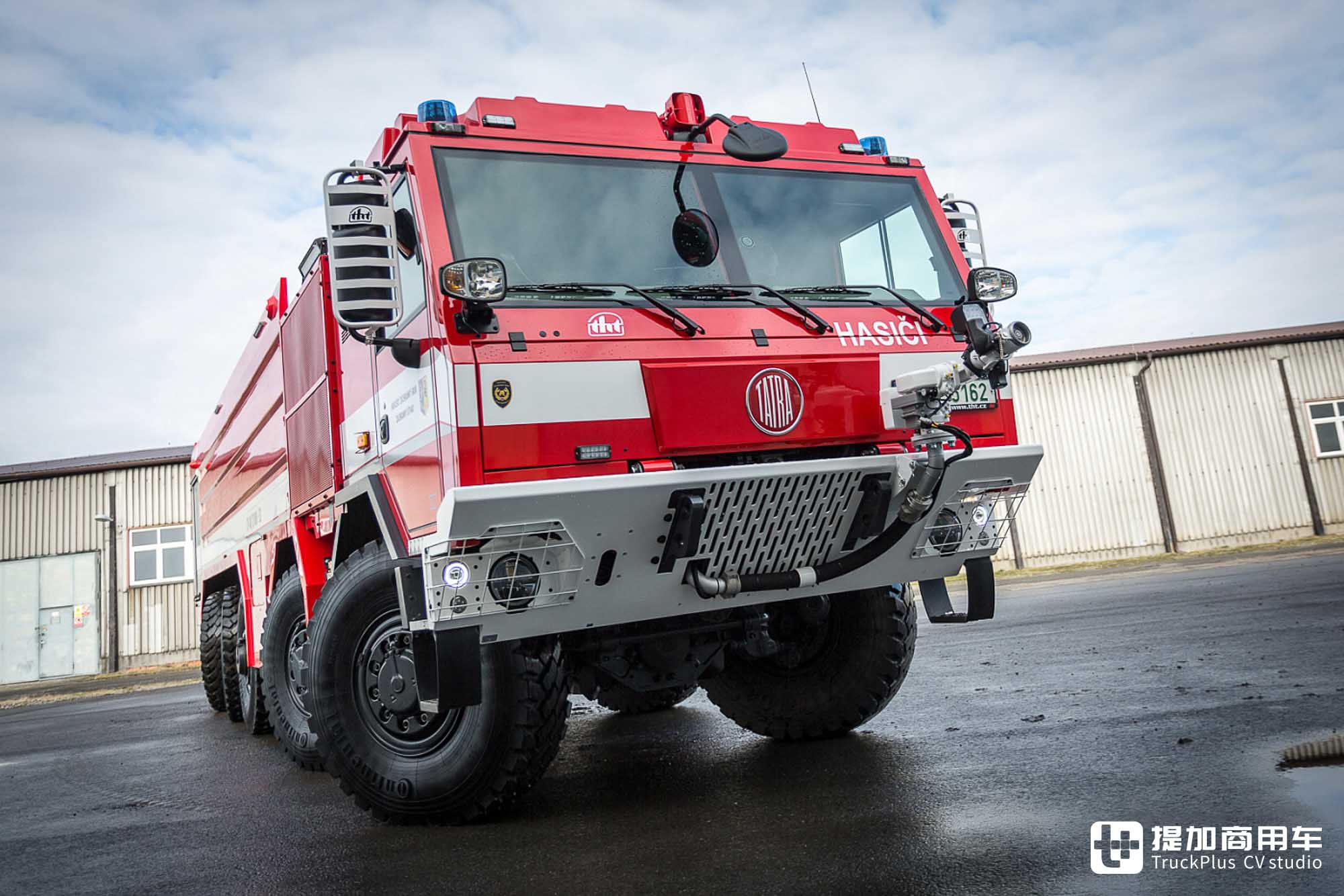 10x10全驱+后桥随动转向,越野能力强悍,太脱拉Force水罐消防车实拍 - 第4张 - 提加商用车网 10x10全驱+后桥随动转向,越野能力强悍,太脱拉Force水罐消防车实拍 - 第4张