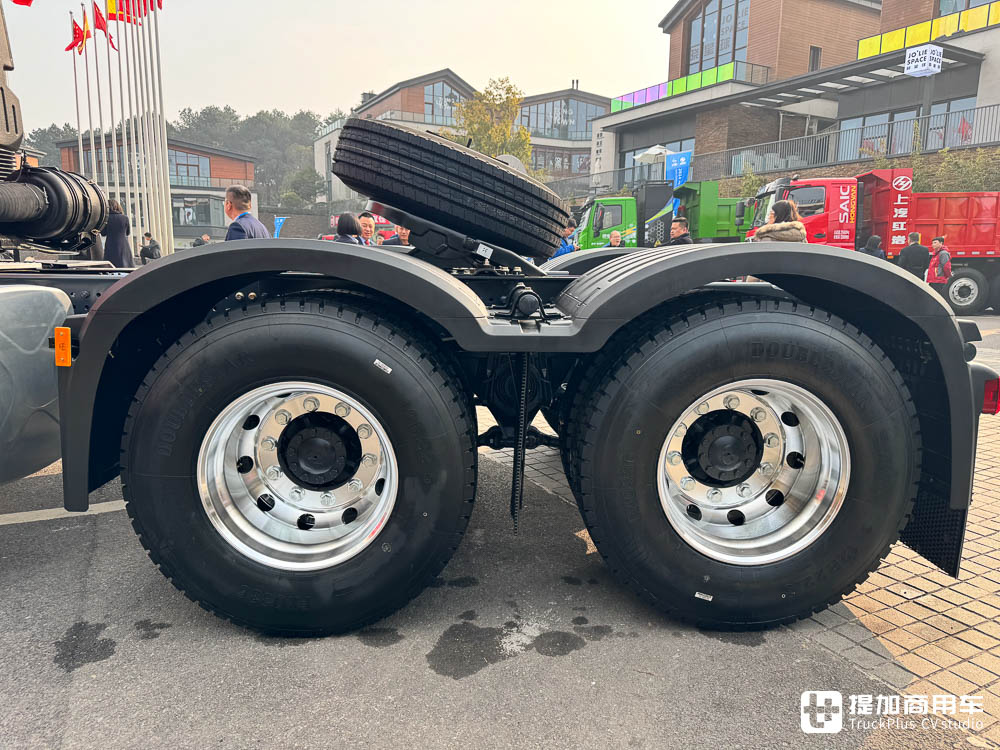 自重仅7.2吨+460匹康明斯发动机,专为资源、工程运输而生,红岩杰虎H6 6x4牵引车实拍 - 第4张 - 提加商用车网 自重仅7.2吨+460匹康明斯发动机,专为资源、工程运输而生,红岩杰虎H6 6x4牵引车实拍 - 第4张
