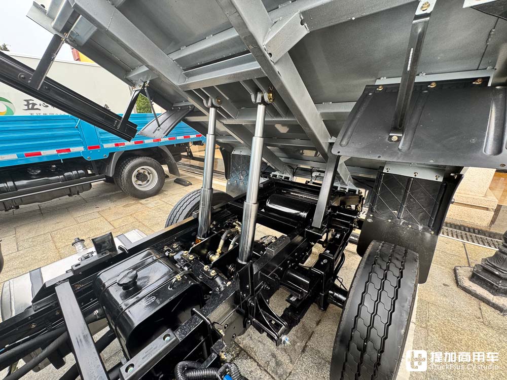 合规拉两吨的蓝牌小自卸,可载5人,还可下地库!飞碟缔途X3双排座自卸车实拍 - 第6张 - 提加商用车网 合规拉两吨的蓝牌小自卸,可载5人,还可下地库!飞碟缔途X3双排座自卸车实拍 - 第6张