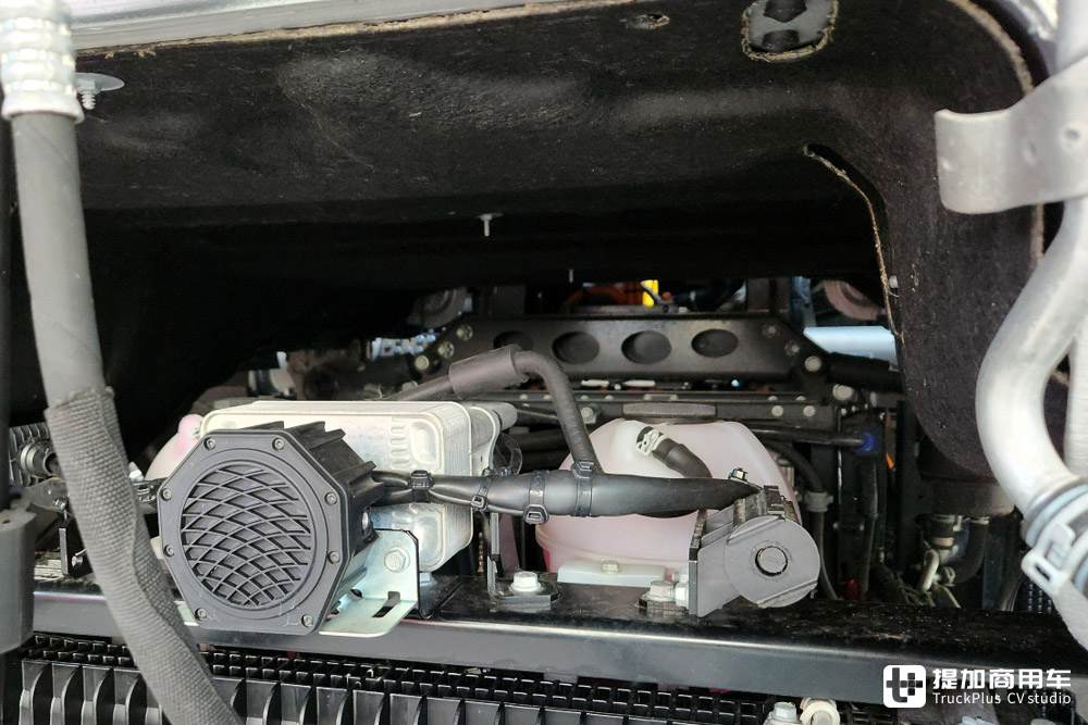 奔驰主打短途运输的电动牵引车,实力几何?实拍eActros 300 4x2牵引车告诉你 - 第6张 - 提加商用车网 奔驰主打短途运输的电动牵引车,实力几何?实拍eActros 300 4x2牵引车告诉你 - 第6张