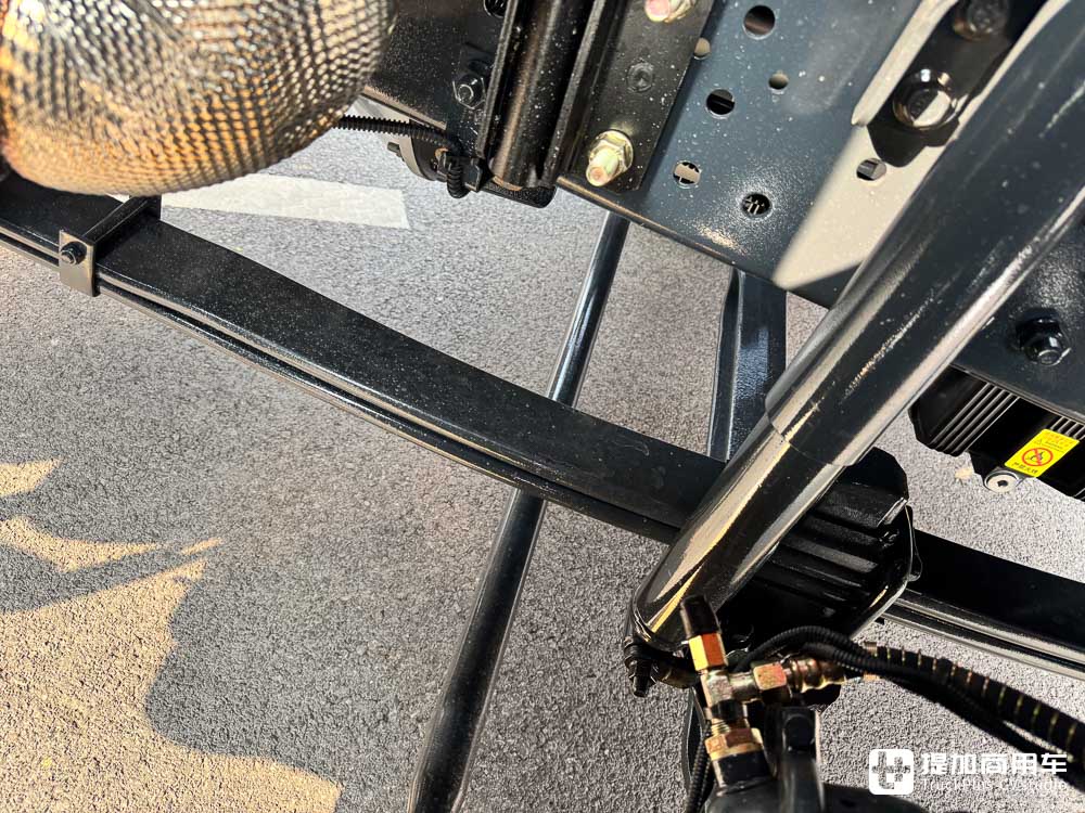 自重仅7.2吨+460匹康明斯发动机,专为资源、工程运输而生,红岩杰虎H6 6x4牵引车实拍 - 第6张 - 提加商用车网 自重仅7.2吨+460匹康明斯发动机,专为资源、工程运输而生,红岩杰虎H6 6x4牵引车实拍 - 第6张