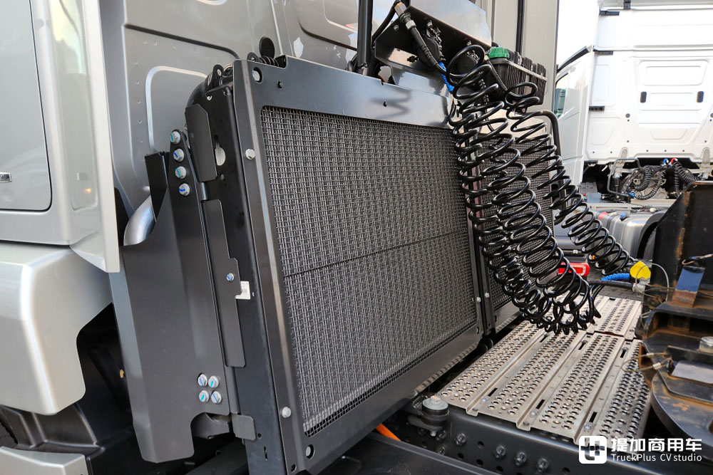 奔驰主打短途运输的电动牵引车,实力几何?实拍eActros 300 4x2牵引车告诉你 - 第7张 - 提加商用车网 奔驰主打短途运输的电动牵引车,实力几何?实拍eActros 300 4x2牵引车告诉你 - 第7张