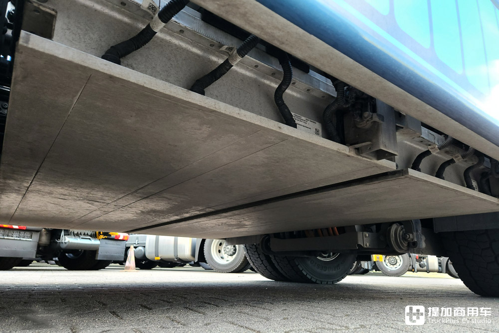 奔驰主打短途运输的电动牵引车,实力几何?实拍eActros 300 4x2牵引车告诉你 - 第8张 - 提加商用车网 奔驰主打短途运输的电动牵引车,实力几何?实拍eActros 300 4x2牵引车告诉你 - 第8张