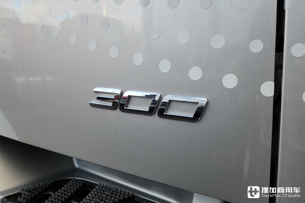 奔驰主打短途运输的电动牵引车,实力几何?实拍eActros 300 4x2牵引车告诉你 - 第9张 - 提加商用车网 奔驰主打短途运输的电动牵引车,实力几何?实拍eActros 300 4x2牵引车告诉你 - 第9张