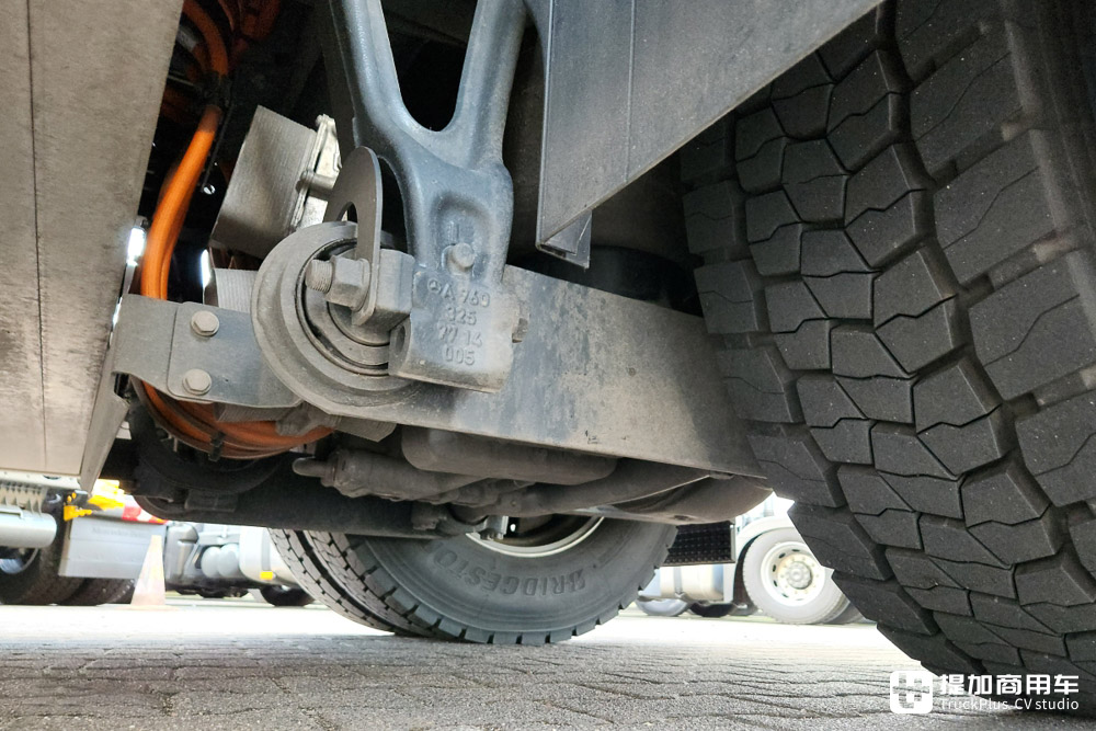 奔驰主打短途运输的电动牵引车,实力几何?实拍eActros 300 4x2牵引车告诉你 - 第10张 - 提加商用车网 奔驰主打短途运输的电动牵引车,实力几何?实拍eActros 300 4x2牵引车告诉你 - 第10张