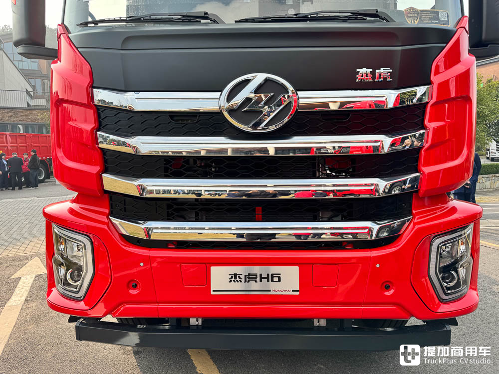 自重仅7.2吨+460匹康明斯发动机,专为资源、工程运输而生,红岩杰虎H6 6x4牵引车实拍 - 第11张 - 提加商用车网 自重仅7.2吨+460匹康明斯发动机,专为资源、工程运输而生,红岩杰虎H6 6x4牵引车实拍 - 第11张