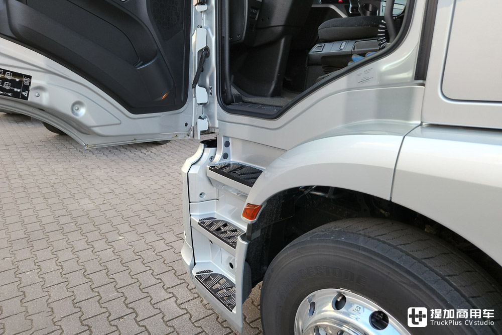 奔驰主打短途运输的电动牵引车,实力几何?实拍eActros 300 4x2牵引车告诉你 - 第14张 - 提加商用车网 奔驰主打短途运输的电动牵引车,实力几何?实拍eActros 300 4x2牵引车告诉你 - 第14张