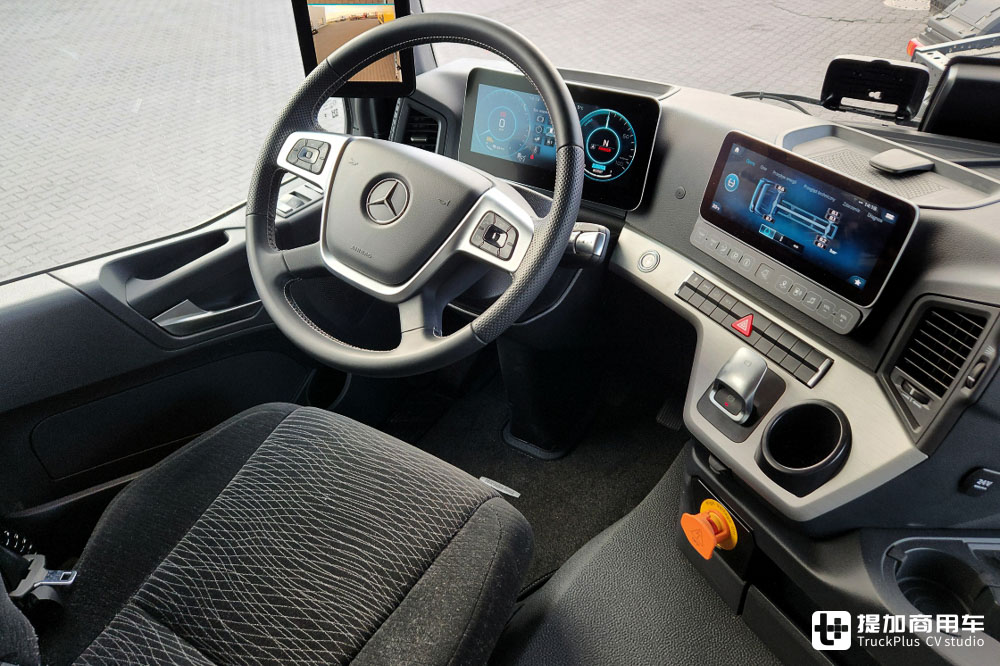 奔驰主打短途运输的电动牵引车,实力几何?实拍eActros 300 4x2牵引车告诉你 - 第15张 - 提加商用车网 奔驰主打短途运输的电动牵引车,实力几何?实拍eActros 300 4x2牵引车告诉你 - 第15张
