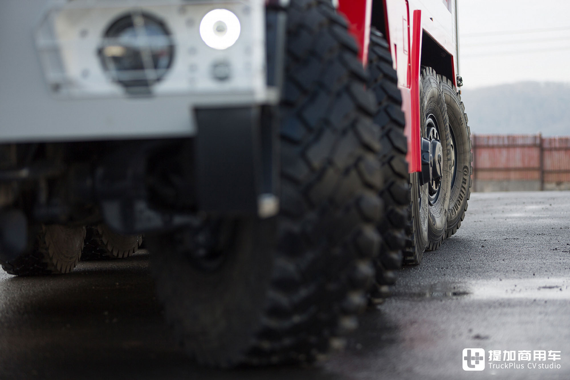 10x10全驱+后桥随动转向,越野能力强悍,太脱拉Force水罐消防车实拍 - 第18张 - 提加商用车网 10x10全驱+后桥随动转向,越野能力强悍,太脱拉Force水罐消防车实拍 - 第18张