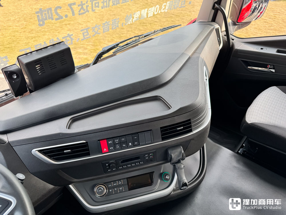 自重仅7.2吨+460匹康明斯发动机,专为资源、工程运输而生,红岩杰虎H6 6x4牵引车实拍 - 第23张 - 提加商用车网 自重仅7.2吨+460匹康明斯发动机,专为资源、工程运输而生,红岩杰虎H6 6x4牵引车实拍 - 第23张