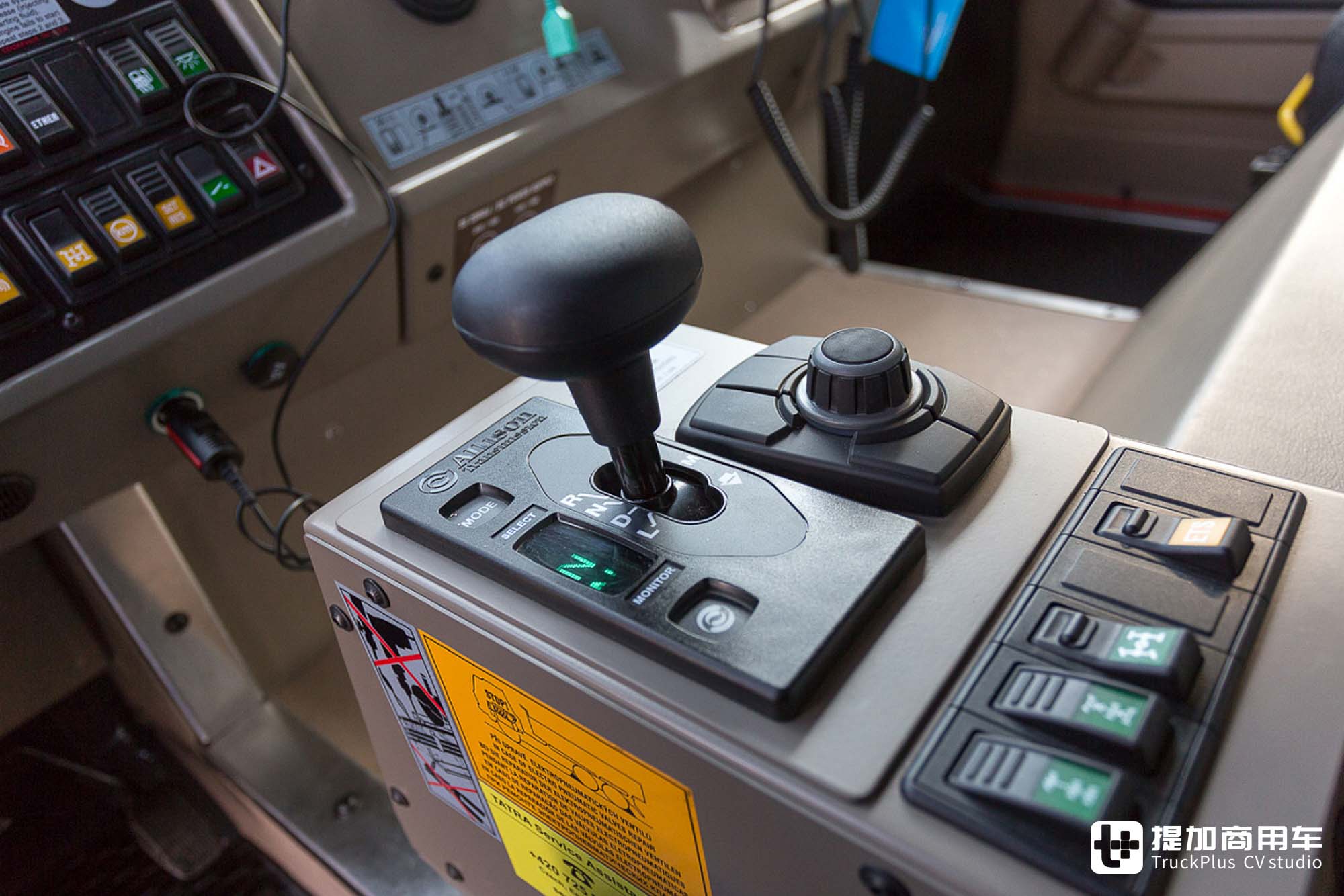 10x10全驱+后桥随动转向,越野能力强悍,太脱拉Force水罐消防车实拍 - 第29张 - 提加商用车网 10x10全驱+后桥随动转向,越野能力强悍,太脱拉Force水罐消防车实拍 - 第29张