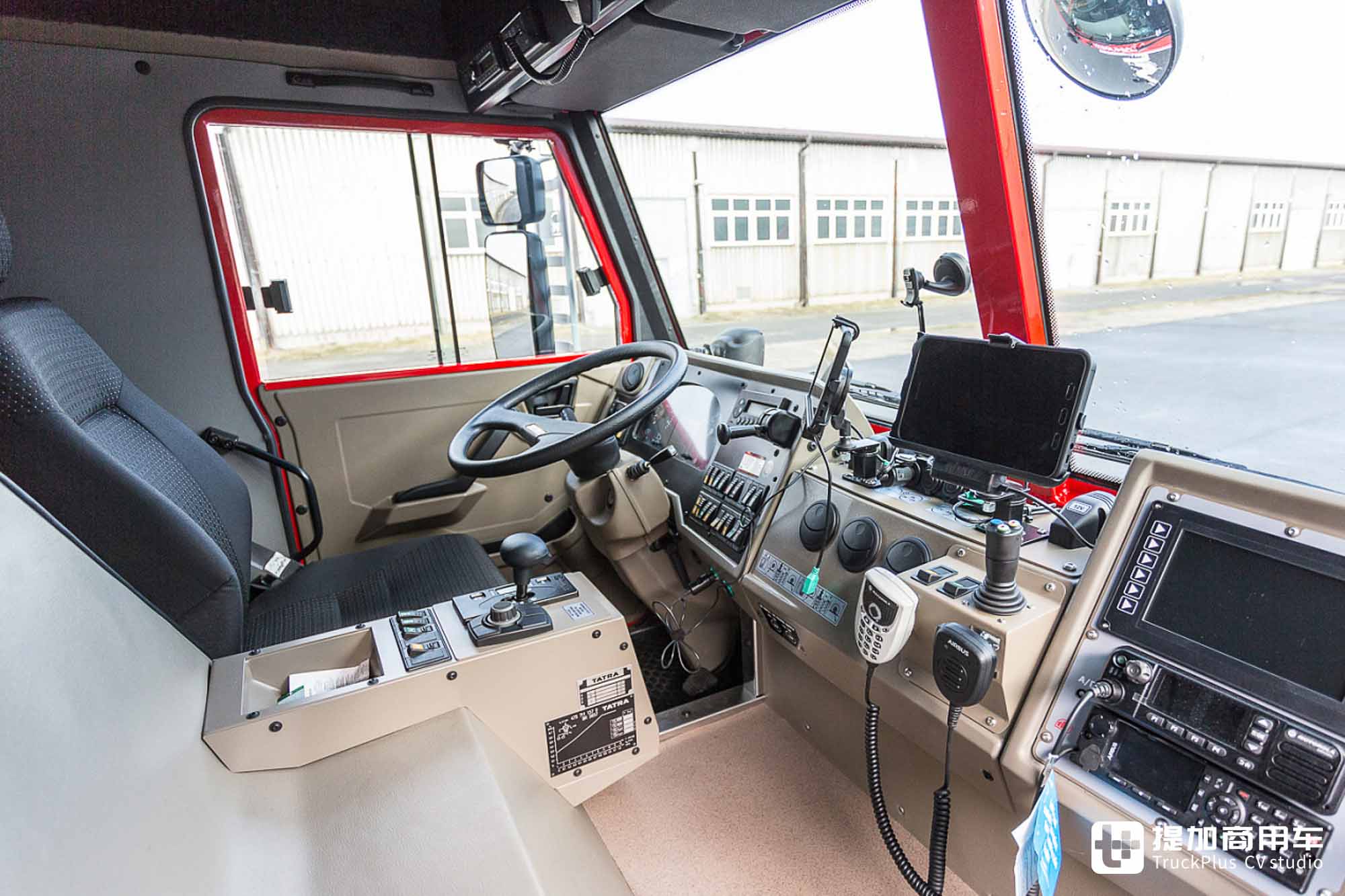 10x10全驱+后桥随动转向,越野能力强悍,太脱拉Force水罐消防车实拍 - 第30张 - 提加商用车网 10x10全驱+后桥随动转向,越野能力强悍,太脱拉Force水罐消防车实拍 - 第30张