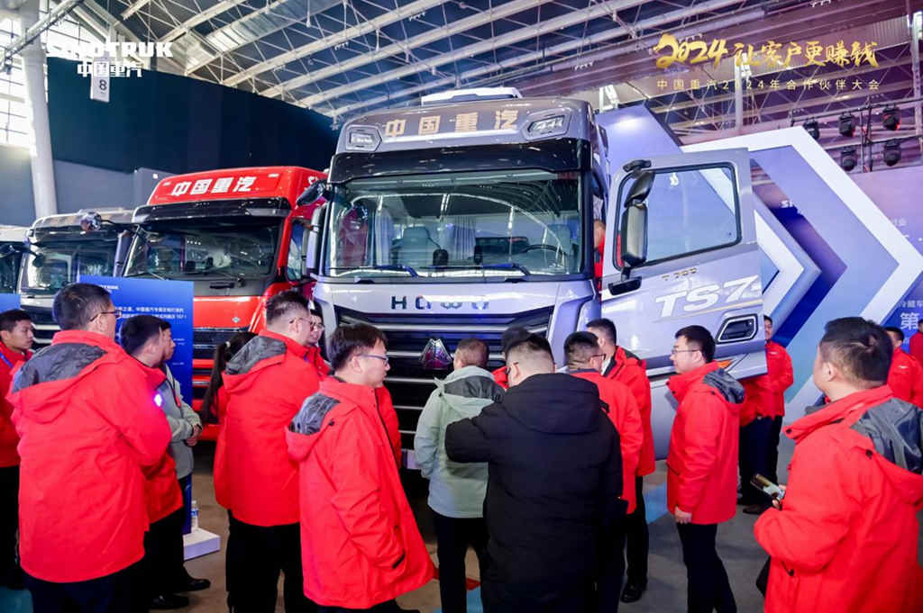 荣耀新生 中国重汽豪沃TS7-H荣获“新生代人气大马力重卡”奖 - 第4张 - 提加商用车网 荣耀新生 中国重汽豪沃TS7-H荣获“新生代人气大马力重卡”奖 - 第4张