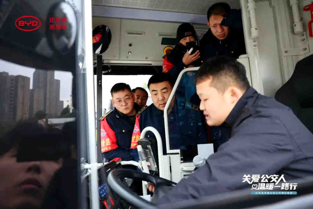 恰逢冬时,暖心护航:比亚迪温情致敬“城市摆渡者” - 第6张 - 提加商用车网 恰逢冬时,暖心护航:比亚迪温情致敬“城市摆渡者” - 第6张