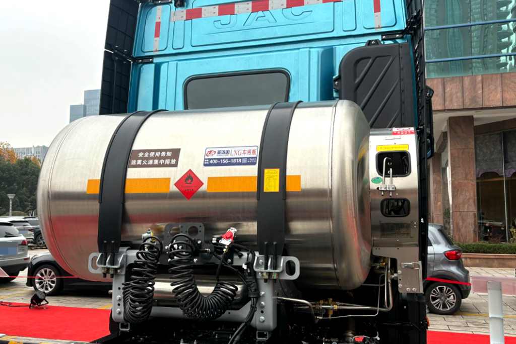 江淮星耀6×4天然气牵引车,为快递快运开源又节流 - 第2张 - 提加商用车网 江淮星耀6×4天然气牵引车,为快递快运开源又节流 - 第2张