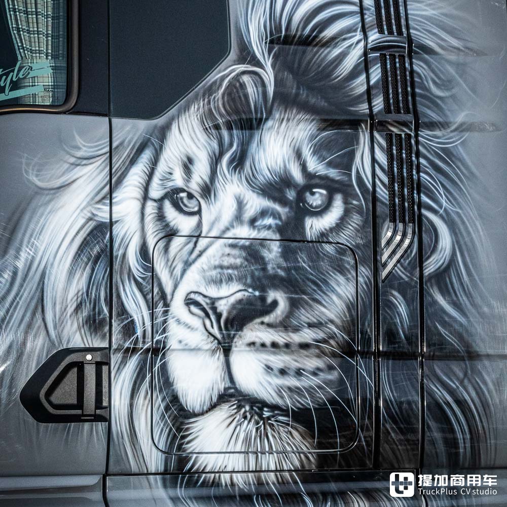 雄狮风定制外观,极富纪念意义,实拍定制版曼恩TGX 26.510牵引车 - 第8张 - 提加商用车网 雄狮风定制外观,极富纪念意义,实拍定制版曼恩TGX 26.510牵引车 - 第8张
