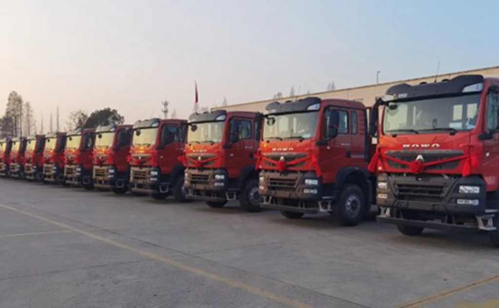 中国重汽2024开门红，30辆豪沃油田搬家车成功交付中石化 - 第2张