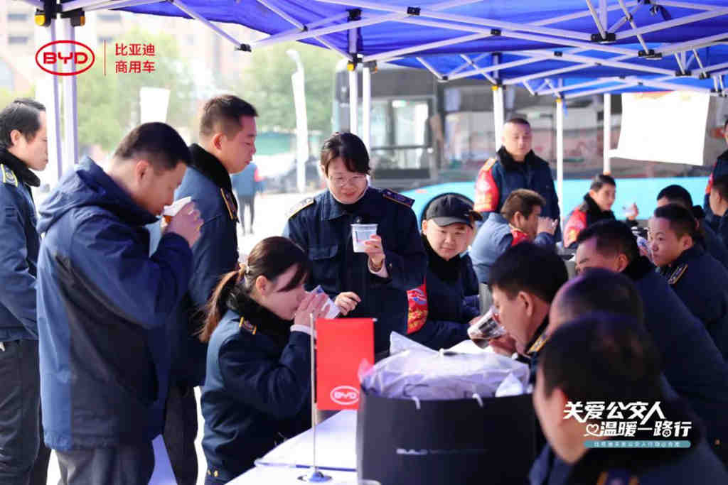 恰逢冬时,暖心护航:比亚迪温情致敬“城市摆渡者” - 第8张 - 提加商用车网 恰逢冬时,暖心护航:比亚迪温情致敬“城市摆渡者” - 第8张