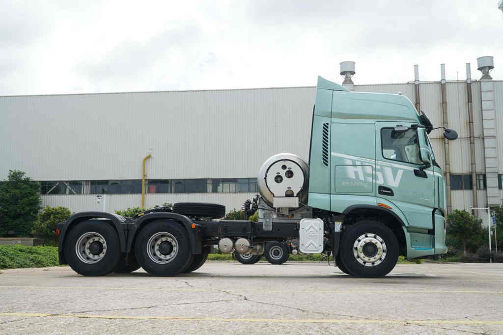 LNG牵引车选哪款?更轻更省更好的乘龙H5V LNG不容错过