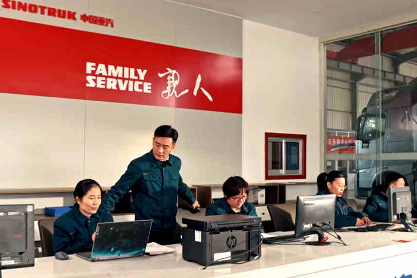 中国重汽2024年新春贺岁系列微电影《车轮上的年夜饭 第2季》为龙年温暖开篇