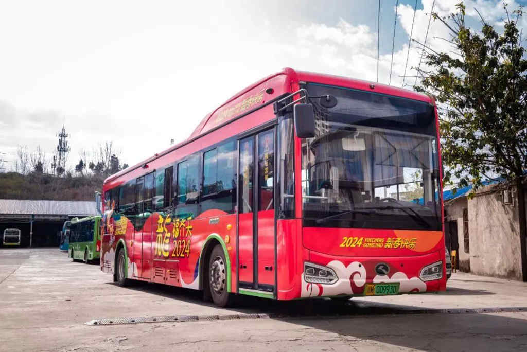 流动的年味,西昌龙年春节主题公交车上线啦! - 第1张 - 提加商用车网 流动的年味,西昌龙年春节主题公交车上线啦! - 第1张